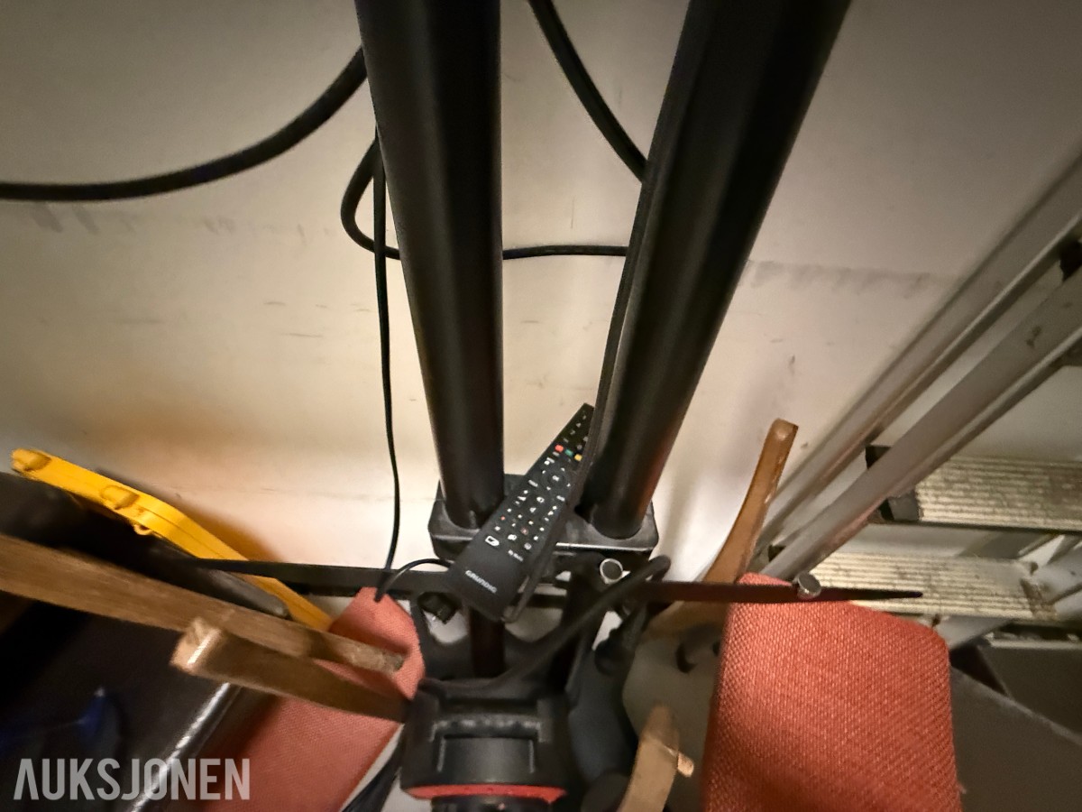 Grundig flatskjerm-TV med gulvstativ