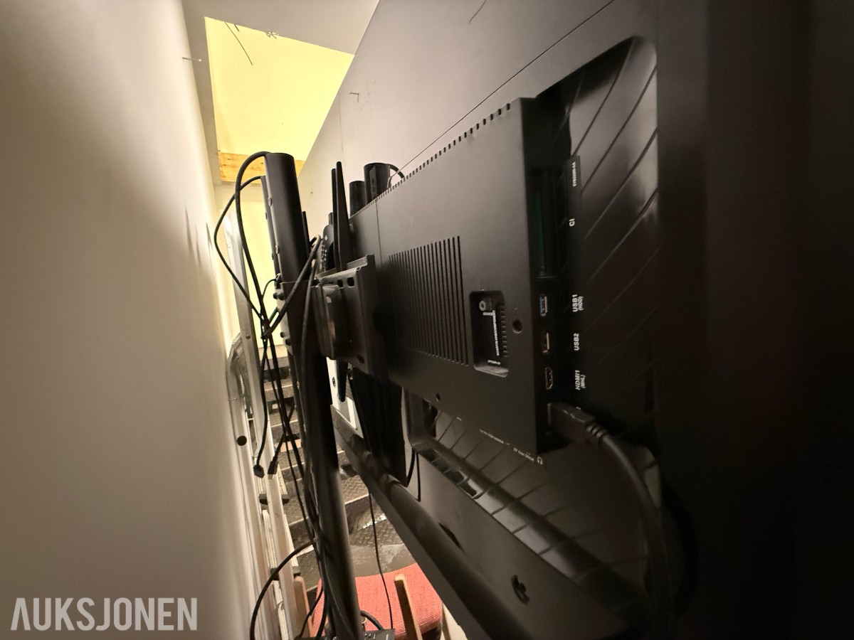 Grundig flatskjerm-TV med gulvstativ