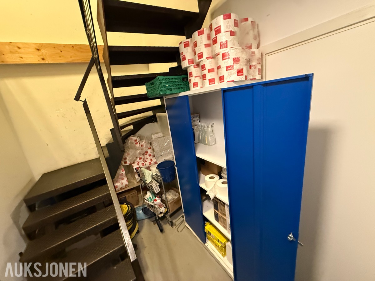 Større parti toalettpapir, tørkepapir, såpe og rengjøringsartikler