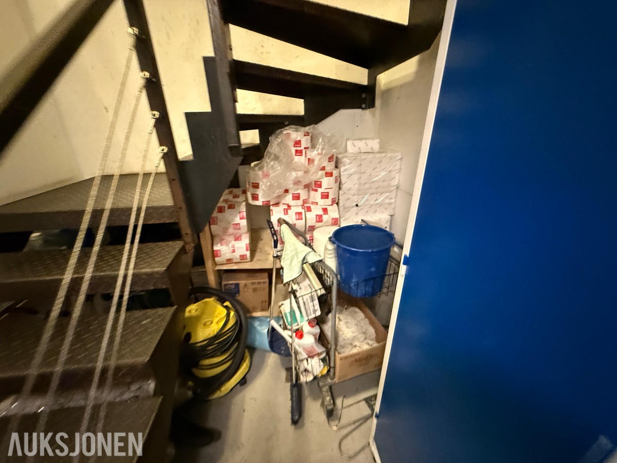 Større parti toalettpapir, tørkepapir, såpe og rengjøringsartikler