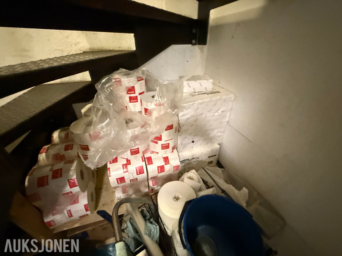 Større parti toalettpapir, tørkepapir, såpe og rengjøringsartikler