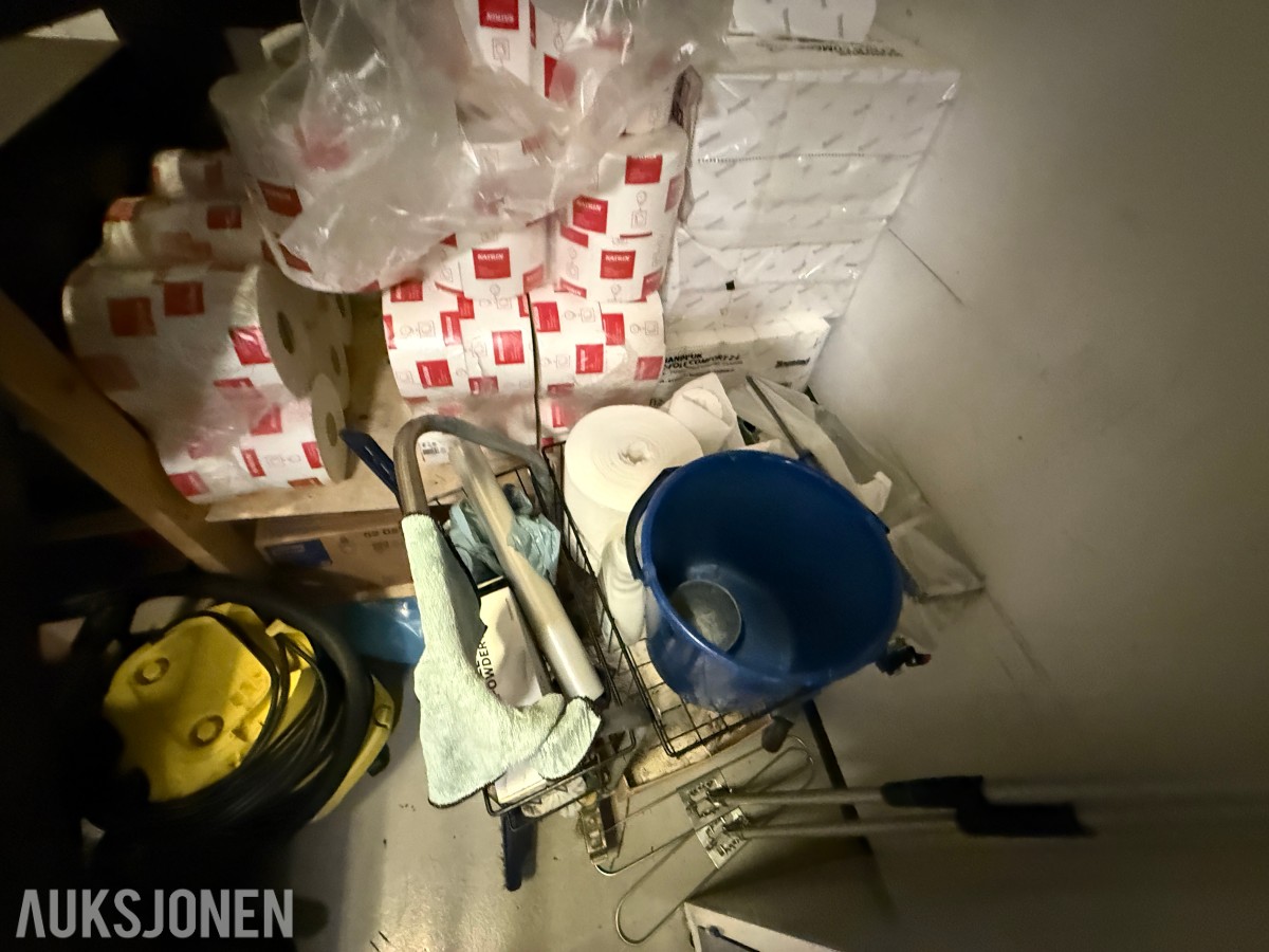 Større parti toalettpapir, tørkepapir, såpe og rengjøringsartikler