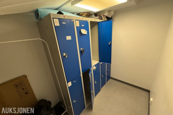 Garderobeskap i metall – 4 seksjoner med totalt 8 rom – Nøkler mangler