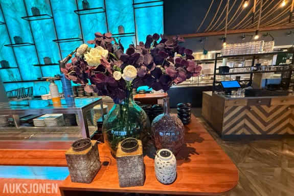 Dekorasjonsparti – Store glassvaser, kunstige blomster og dekorative lysestaker 