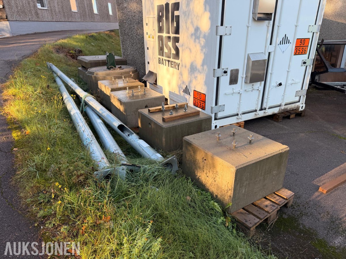 3 stk. galvaniserte lysmaster med 6 stk. betongfundamenter