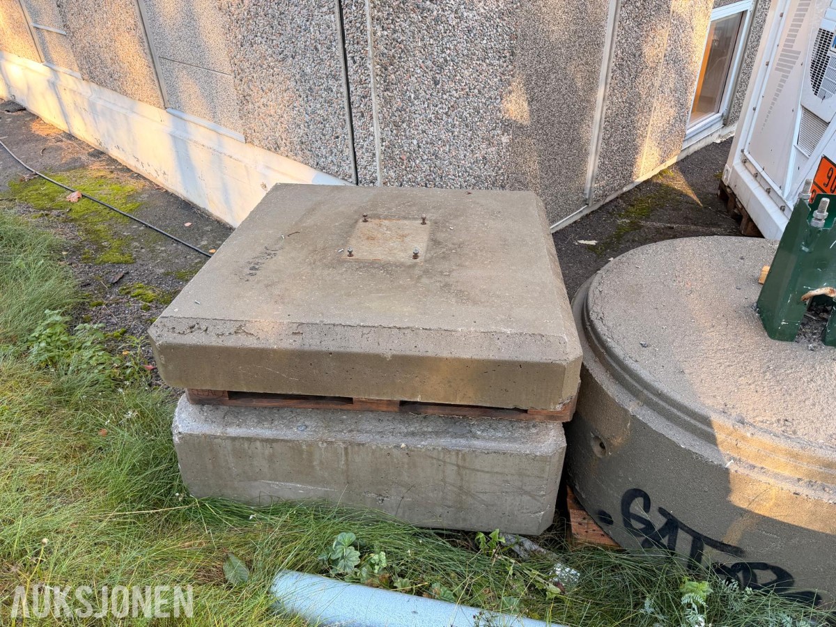 3 stk. galvaniserte lysmaster med 6 stk. betongfundamenter
