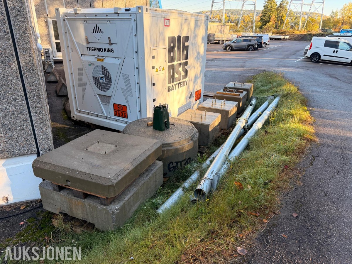 3 stk. galvaniserte lysmaster med 6 stk. betongfundamenter