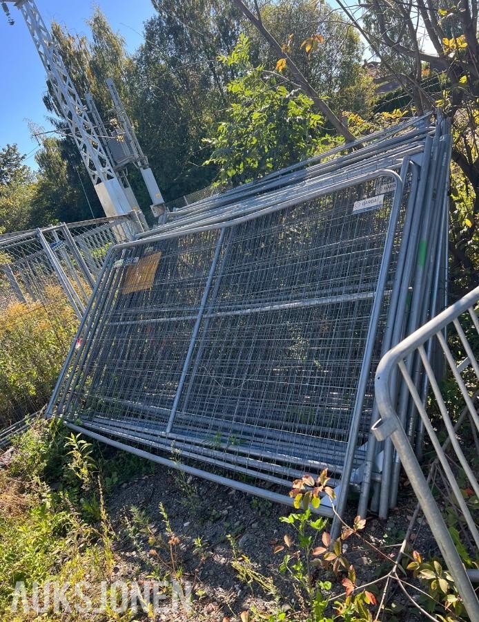 Byggegjerder og gjerdeføtter 36 gjerder, 34 gjerdeføtter *Ingen minstepris*
