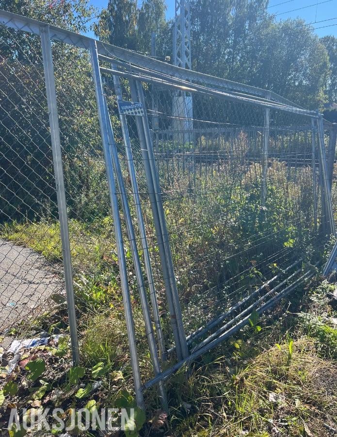 Byggegjerder og gjerdeføtter 36 gjerder, 34 gjerdeføtter *Ingen minstepris*