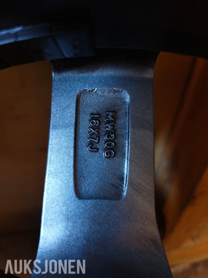 Volvo felger 16 tommer Sommerdekk
