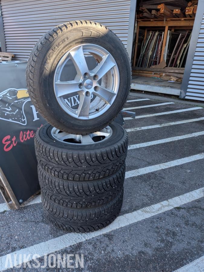 Dezent felgsett 5x114,3 med 215/65-16 Nokian piggdekk *Ingen minstepris*