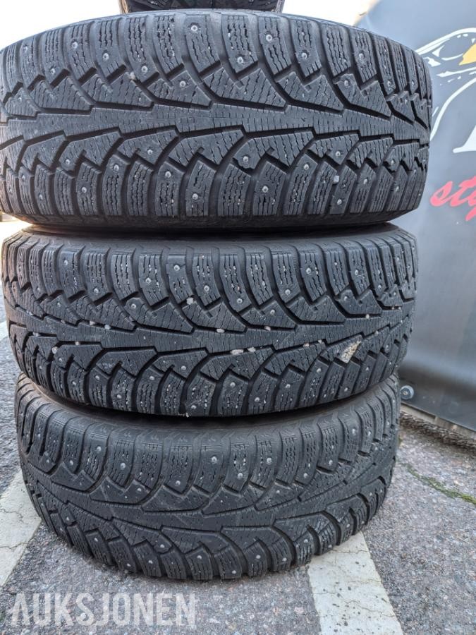 Dezent felgsett 5x114,3 med 215/65-16 Nokian piggdekk *Ingen minstepris*