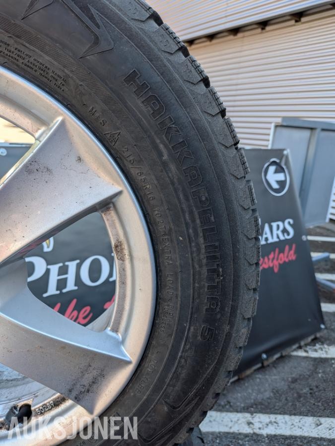 Dezent felgsett 5x114,3 med 215/65-16 Nokian piggdekk *Ingen minstepris*
