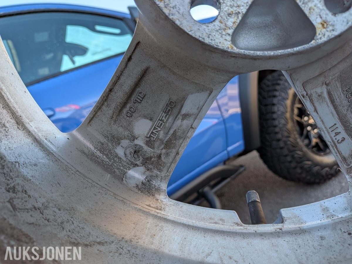 Dezent felgsett 5x114,3 med 215/65-16 Nokian piggdekk *Ingen minstepris*