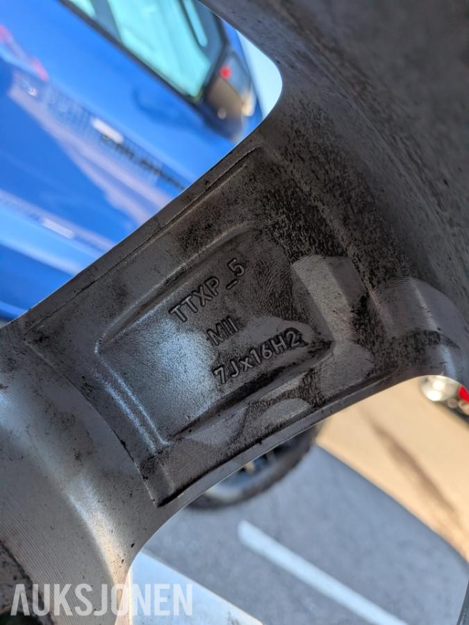 Dezent felgsett 5x114,3 med 215/65-16 Nokian piggdekk *Ingen minstepris*