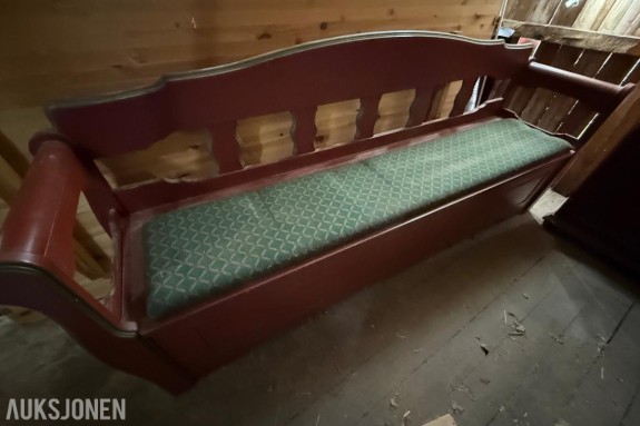 Pakke med klassiske møbler - Bord m/ stoler - vitrineskap - skjenk - benker