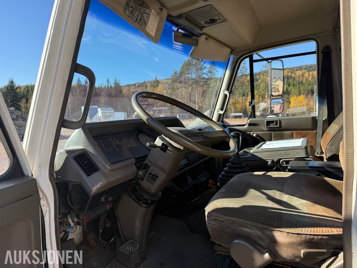 1994 Nissan Planbil m/nedfellbare-karmer