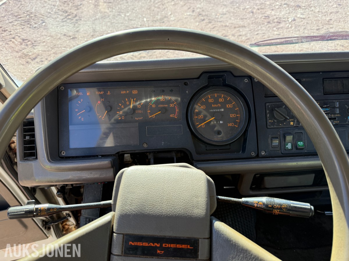 1994 Nissan Planbil m/nedfellbare-karmer