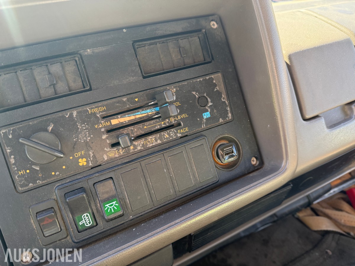 1994 Nissan Planbil m/nedfellbare-karmer