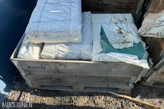 8 stk. O.B. Wiik presenninger 8 x 10 m og 50 stk. snøseil 6 x 6 m