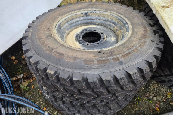 2025 NOKIAN Hakkapeliitta vinterdekk med pigg på felg til traktor 440/80R28 og 540/80R38