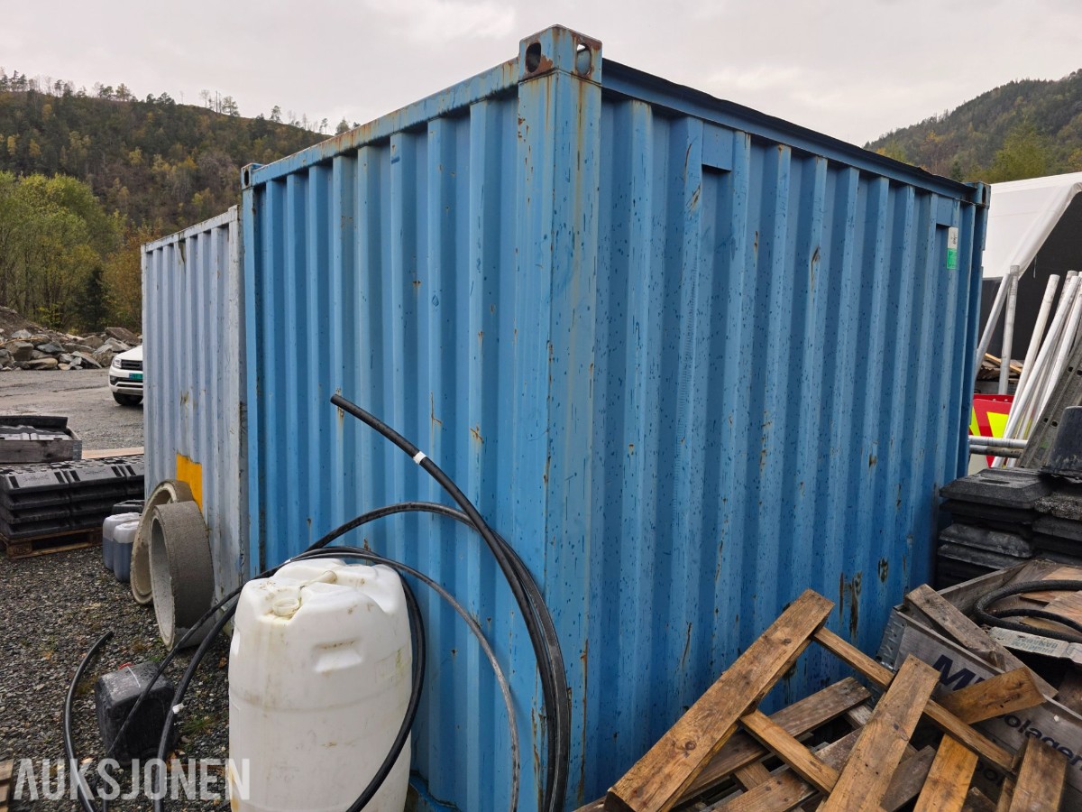 2 stk 10 fots containere selges samlet med innhold