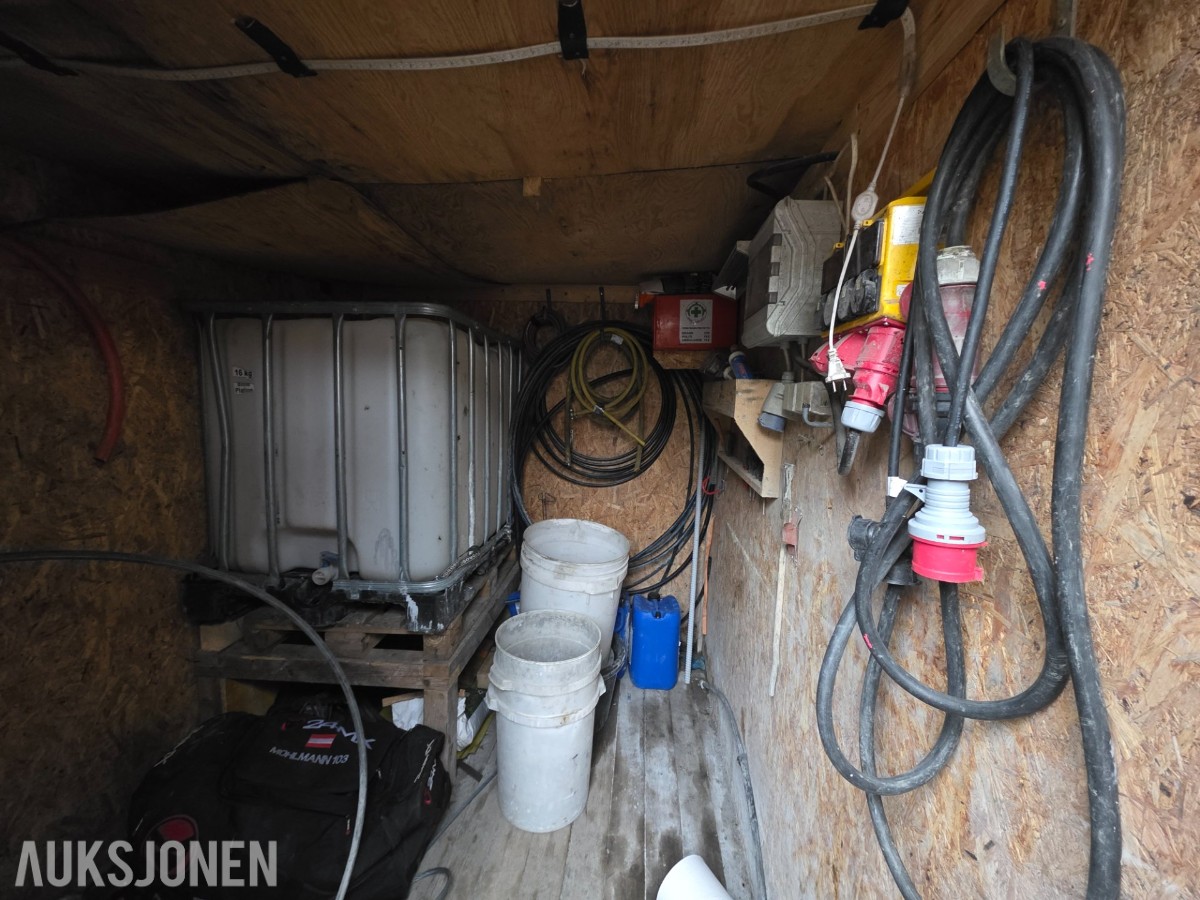 2 stk 10 fots containere selges samlet med innhold