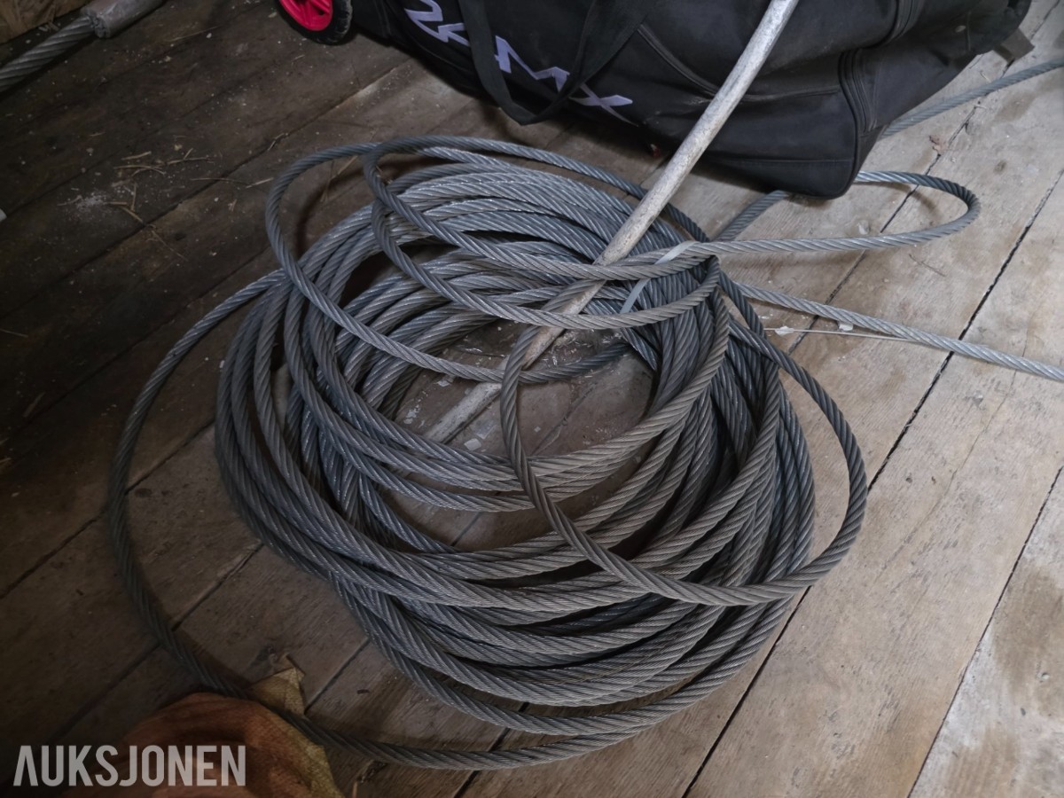 2 stk 10 fots containere selges samlet med innhold