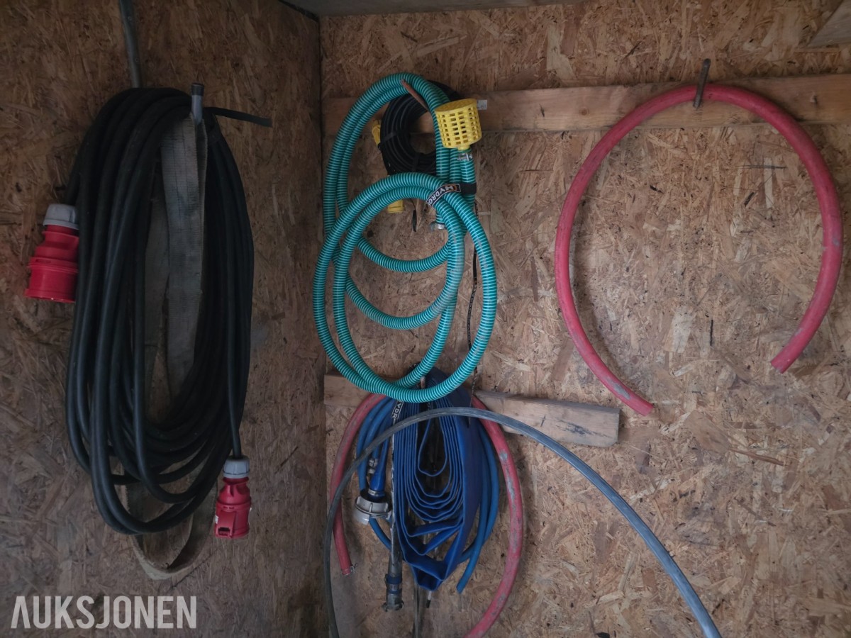 2 stk 10 fots containere selges samlet med innhold