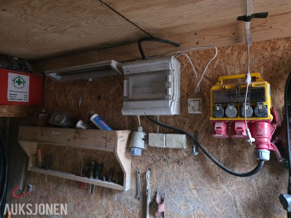 2 stk 10 fots containere selges samlet med innhold