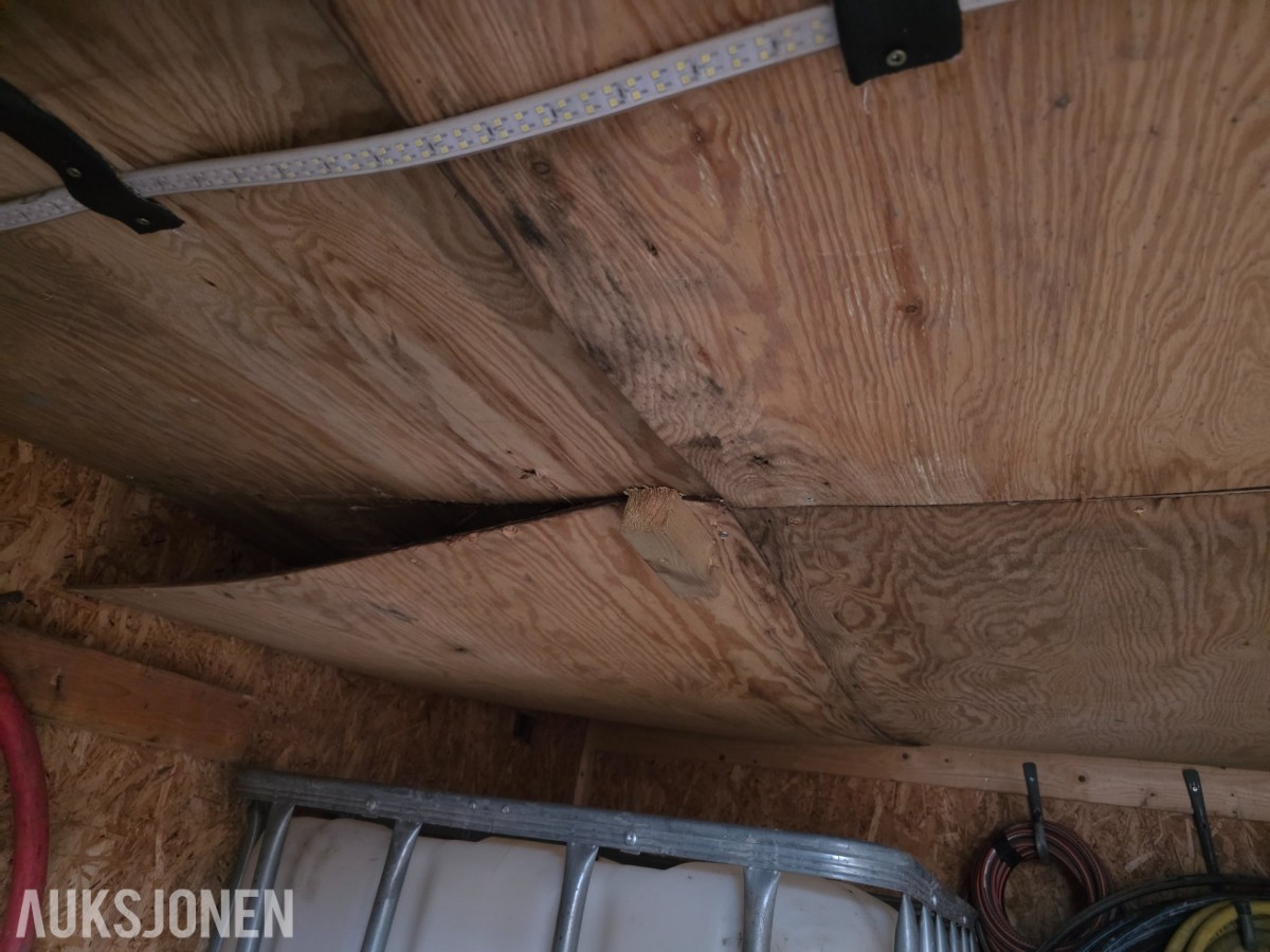 2 stk 10 fots containere selges samlet med innhold