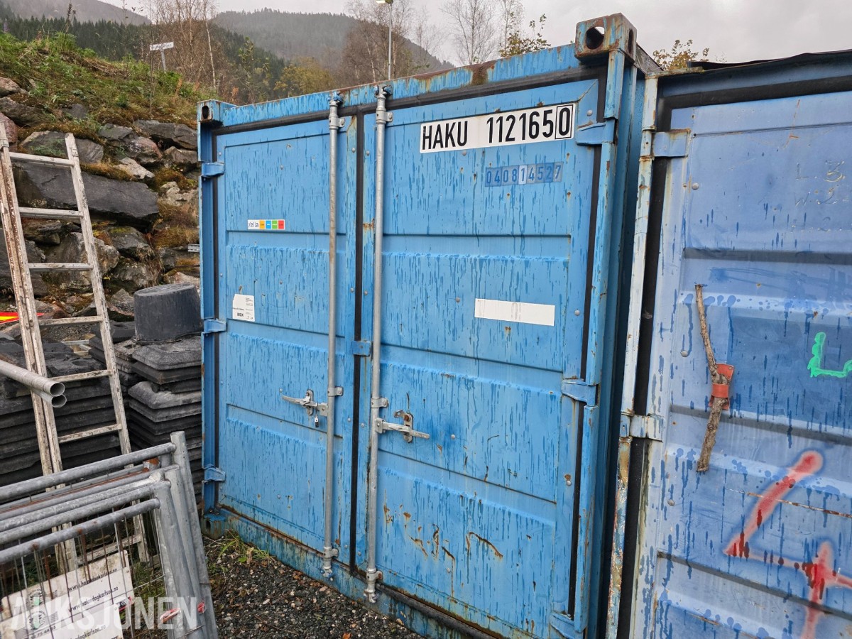 2 stk 10 fots containere selges samlet med innhold