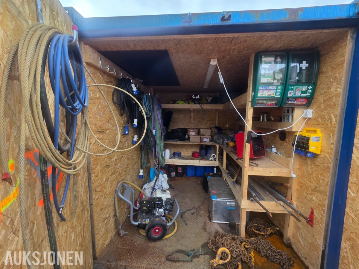 2 stk 10 fots containere selges samlet med innhold