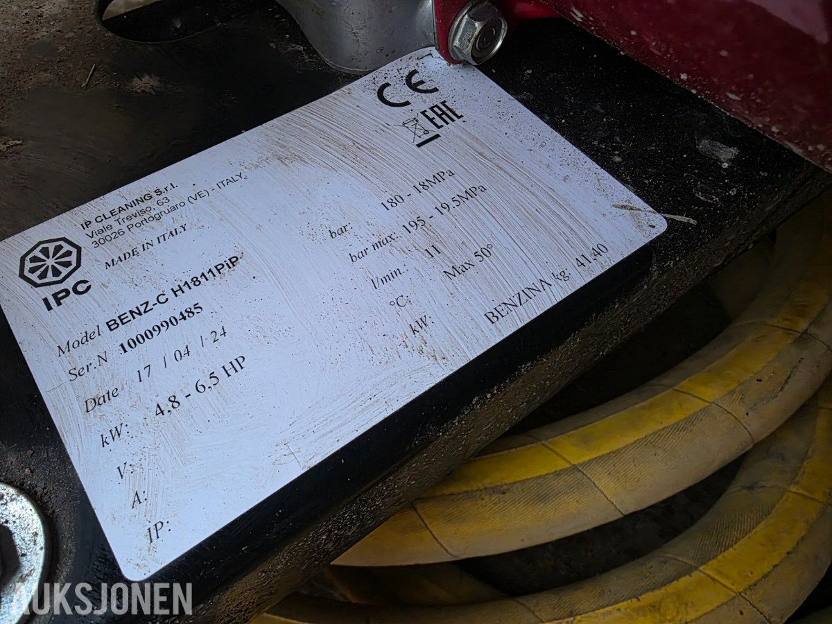 2 stk 10 fots containere selges samlet med innhold
