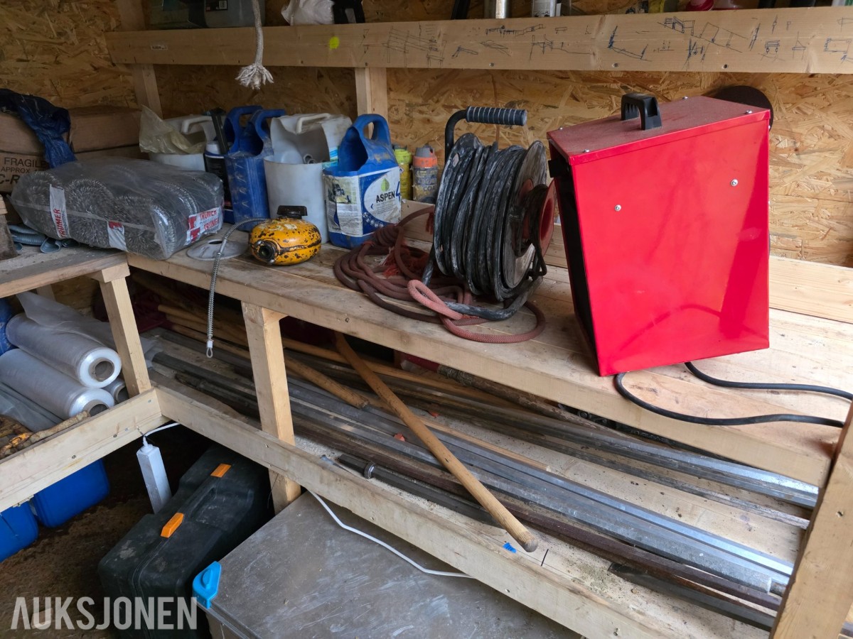 2 stk 10 fots containere selges samlet med innhold