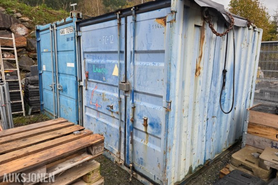 2 stk 10 fots containere selges samlet med innhold