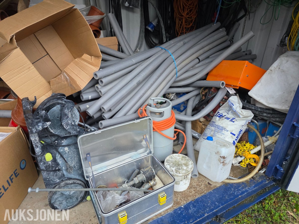 20 fots container med sideåpning og innhold selges