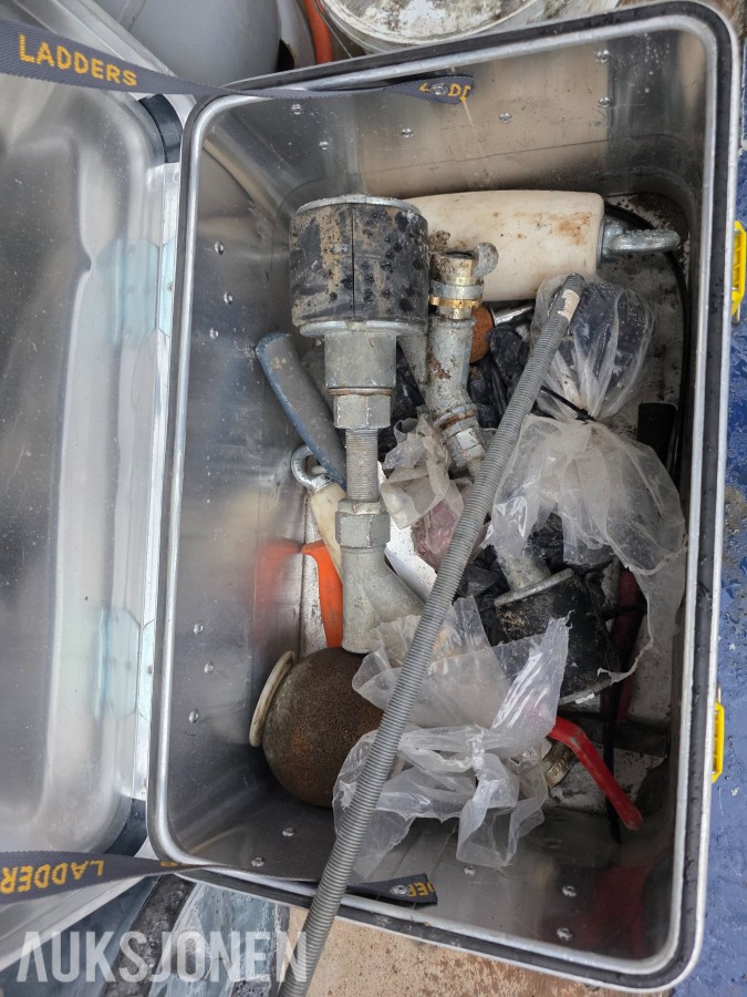 20 fots container med sideåpning og innhold selges