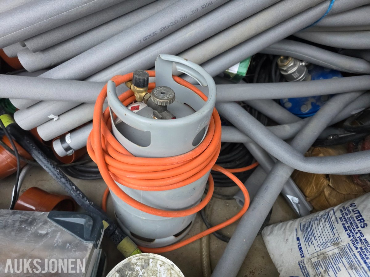 20 fots container med sideåpning og innhold selges