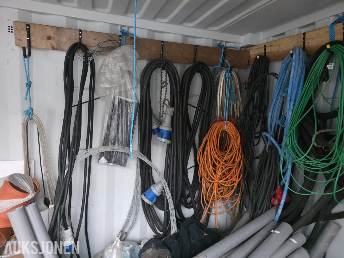 20 fots container med sideåpning og innhold selges
