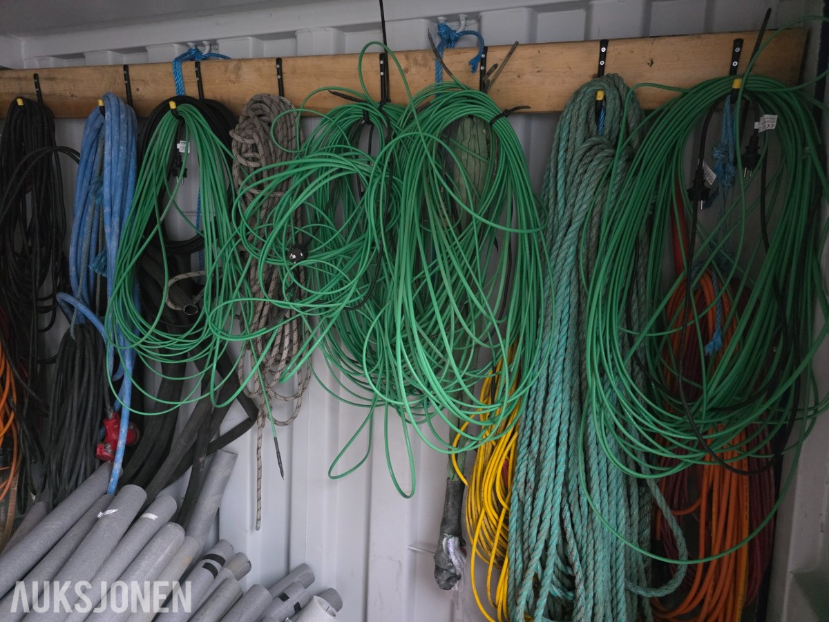 20 fots container med sideåpning og innhold selges