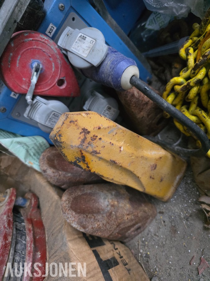 20 fots container med sideåpning og innhold selges