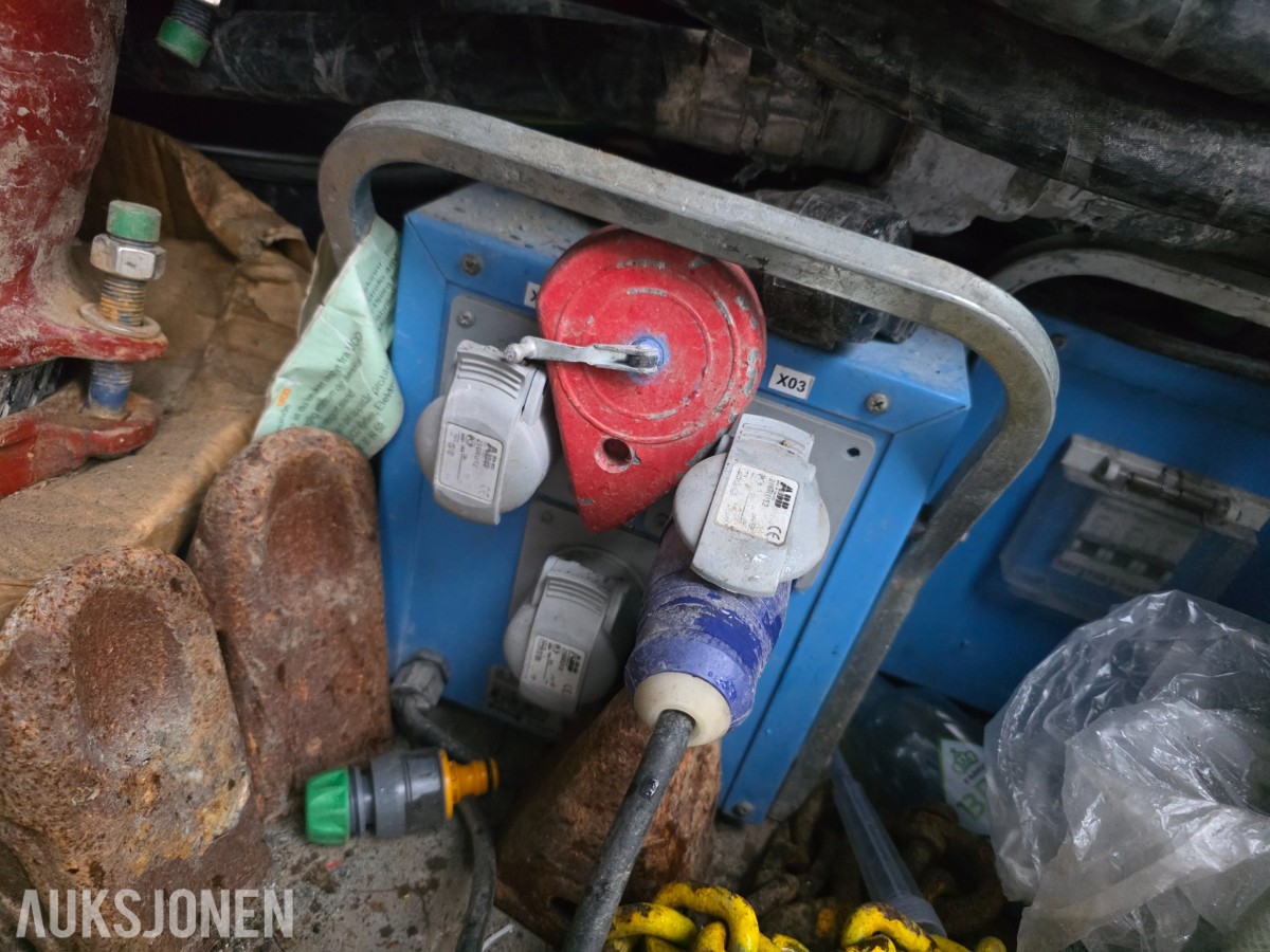 20 fots container med sideåpning og innhold selges