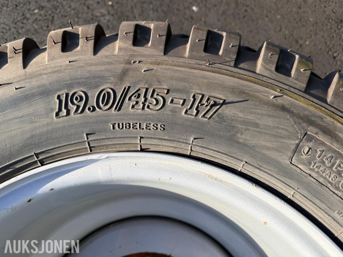 BKT 19.0/45-17 Implement AW 708 hjul med felg