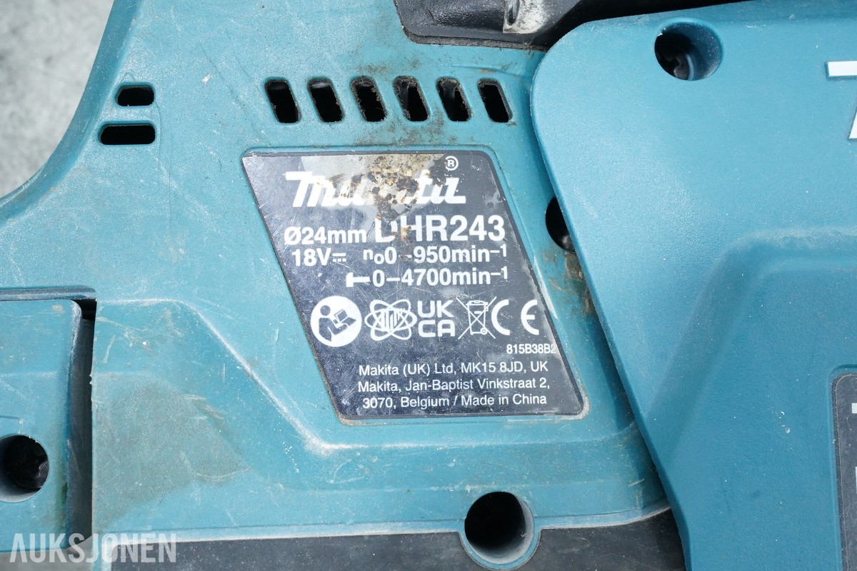 Parti Makita elektroverktøy med batterier og lader 