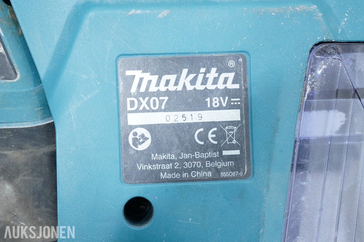 Parti Makita elektroverktøy med batterier og lader 