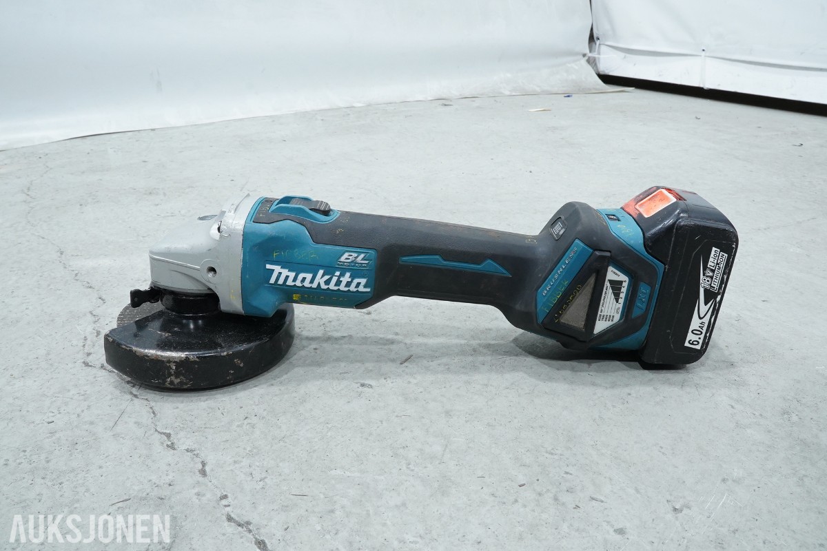 Parti Makita elektroverktøy med batterier og lader 