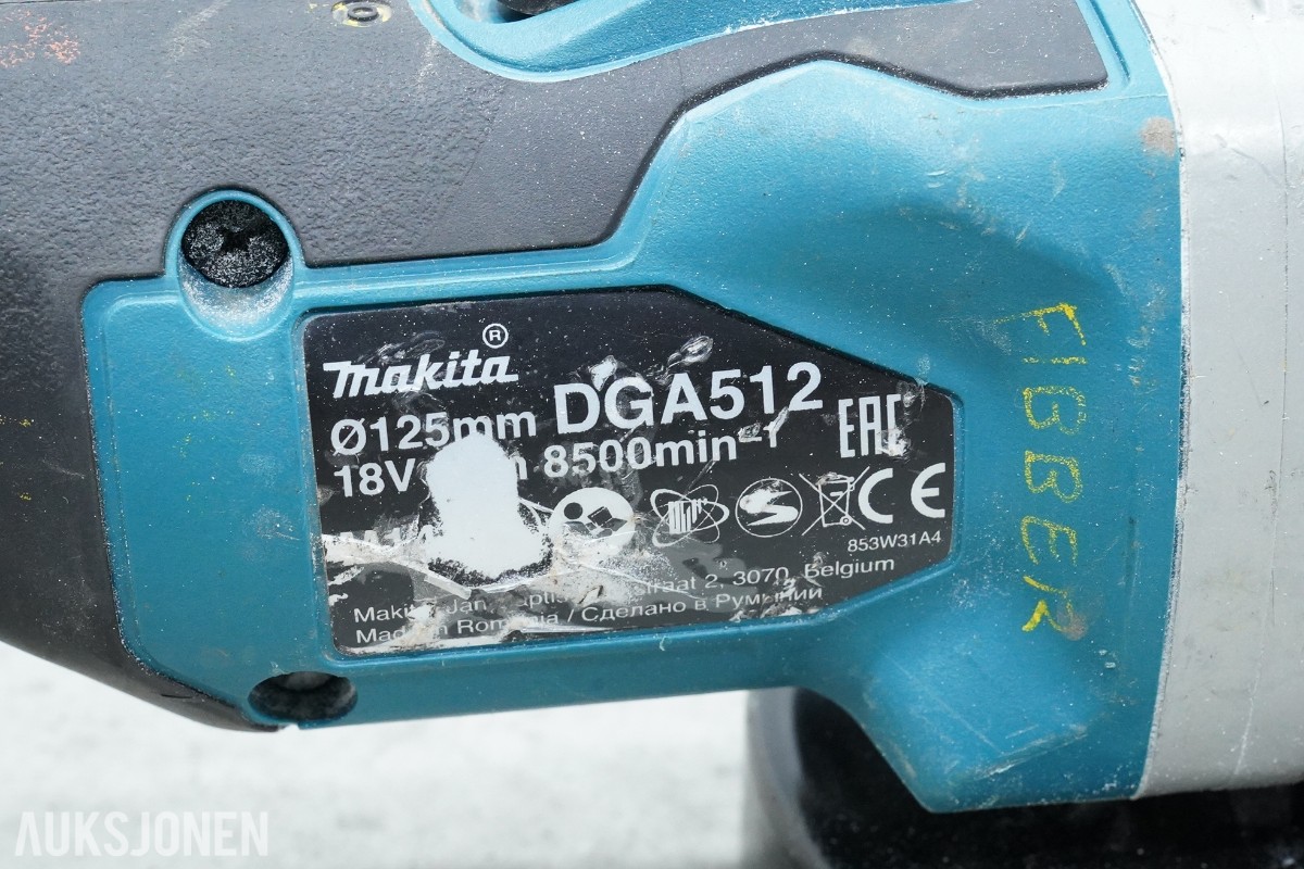 Parti Makita elektroverktøy med batterier og lader 