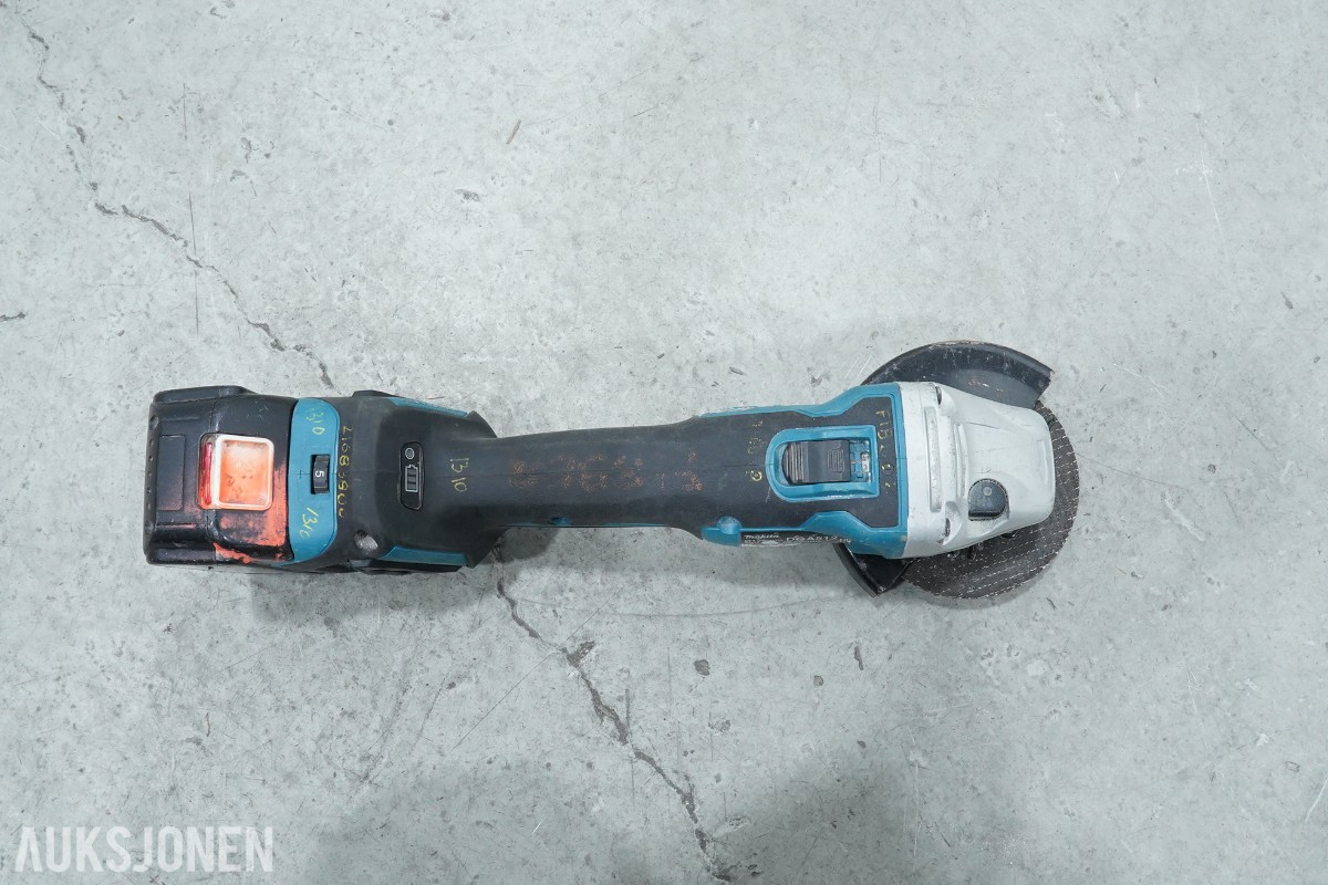 Parti Makita elektroverktøy med batterier og lader 