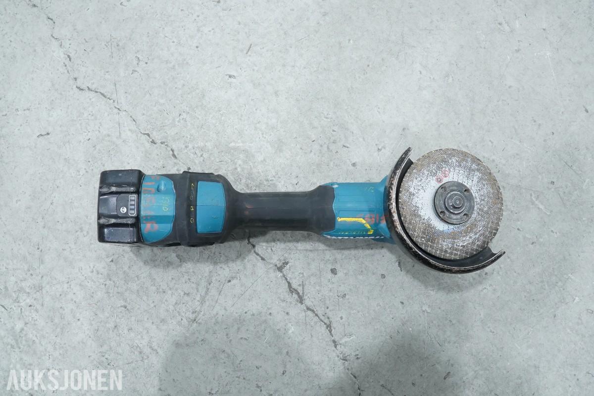 Parti Makita elektroverktøy med batterier og lader 